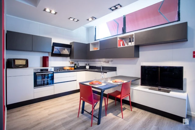 LIBERAMENTE ANGOLO CON TAVOLO PENISOLA